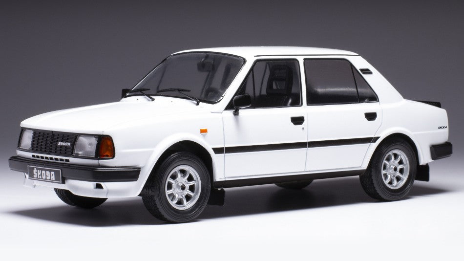 MODELLINO IN SCALA COMPATIBILE CON SKODA 130 L 1988 WHITE 1:18
IXO MODEL 18CMC158