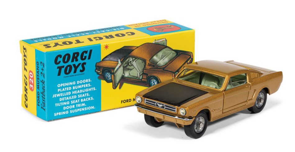 MODELLINO IN SCALA COMPATIBILE CON FORD MUSTANG FASTBACK 2 GOLD AND BLACK cm 9,5 VANGUARDS RT32001