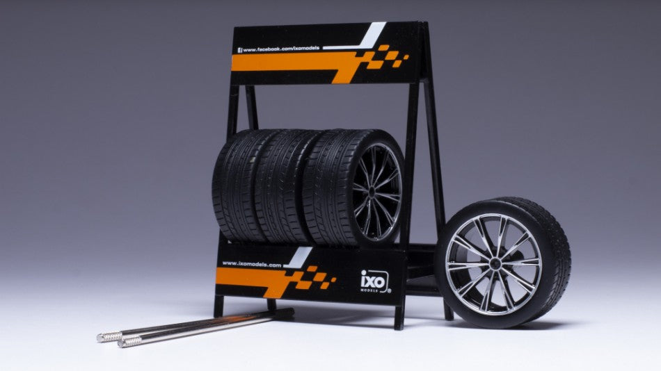 MODELLINO IN SCALA COMPATIBILE CON SET 4 WHEELS RS3 BLACK/SILVER 1:18
IXO MODEL 18SET028