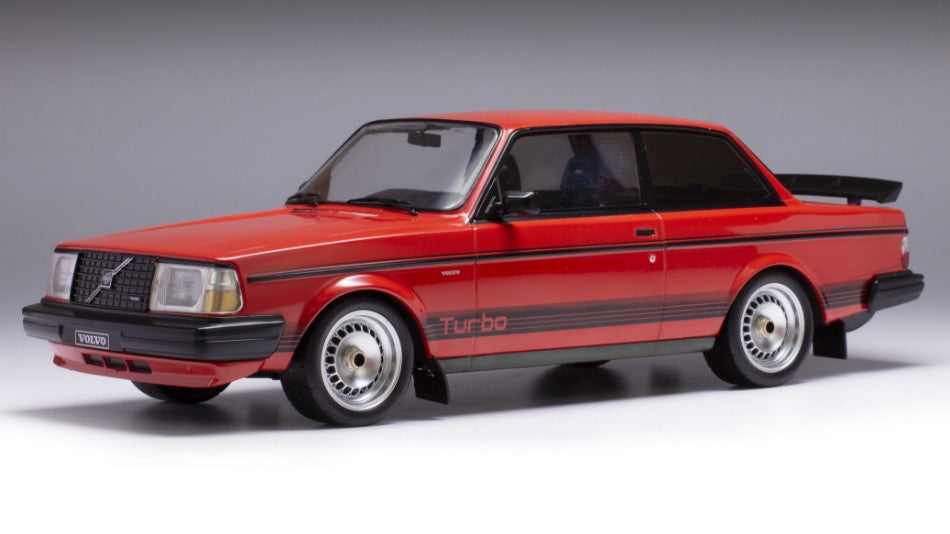 MODELLINO SCALA COMPATIBILE CON VOLVO 240 TURBO CUSTOM 1987 RED 1:18 IXO MODEL 18CMC177