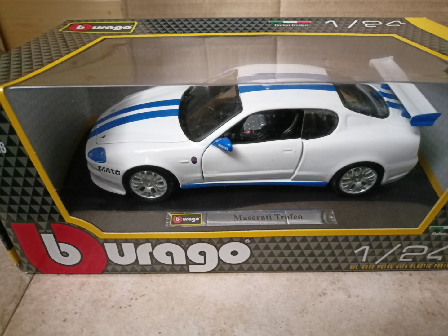 MODELLINO IN SCALA BURAGO COMPATIBILE CON MASERATI TROFEO W/BLUE STRIPES 1:24 BU22097BL 241220 DIE CAST MODEL