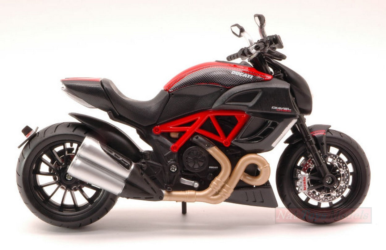 MODELE REDUIT COMPATIBLE AVEC DUCATI DIAVEL CARBON 1:12 MAISTO MI31196DD