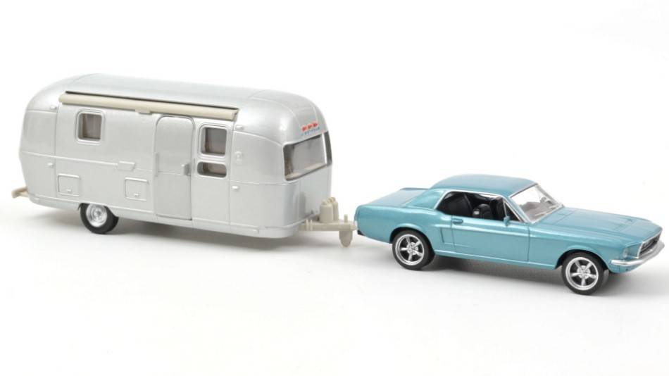 MODELLINO IN SCALA COMPATIBILE CON FORD MUSTANG 1968 METALLIC BLUE AND AIRSTREAM CARAVAN 1:43 NOREV NV270582