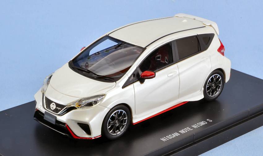 MODELE REDUIT COMPATIBLE AVEC NISSAN NOTE NISMO S BRILLIANT WHITE PEARL 1:43 EBBRO EB45491