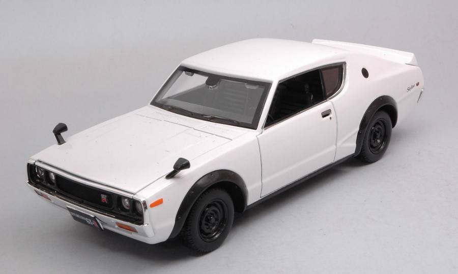 SCALE MODEL COMPATIBLE WITH NISSAN SKYLINE 2000 GT-R 1973 WHITE 1:24 MAISTO MI31528Z