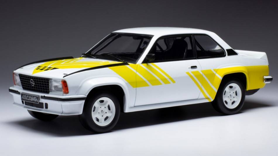 MODELLINO IN SCALA COMPATIBILE CON OPEL ASCONA B 400 1982 WHITE/YELLOW 1:18
IXO MODEL 18CMC127