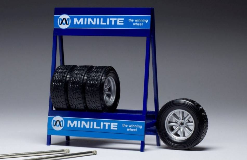 SCALE MODEL COMPATIBLE WITH SET 4 WHEELS MINI LITE SILVER 1:18
IXO MODEL 18SEP010