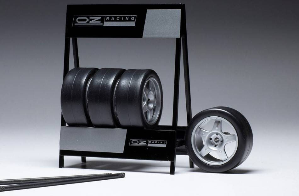 SCALE MODEL COMPATIBLE WITH SET 4 WHEELS OZ Crono SILVER 1:18
IXO MODEL 18SEP014