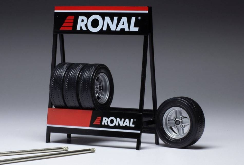 MODELLINO IN SCALA COMPATIBILE CON SET 4 WHEELS RONAL X PACK SILVER 1:18
IXO MODEL 18SET008