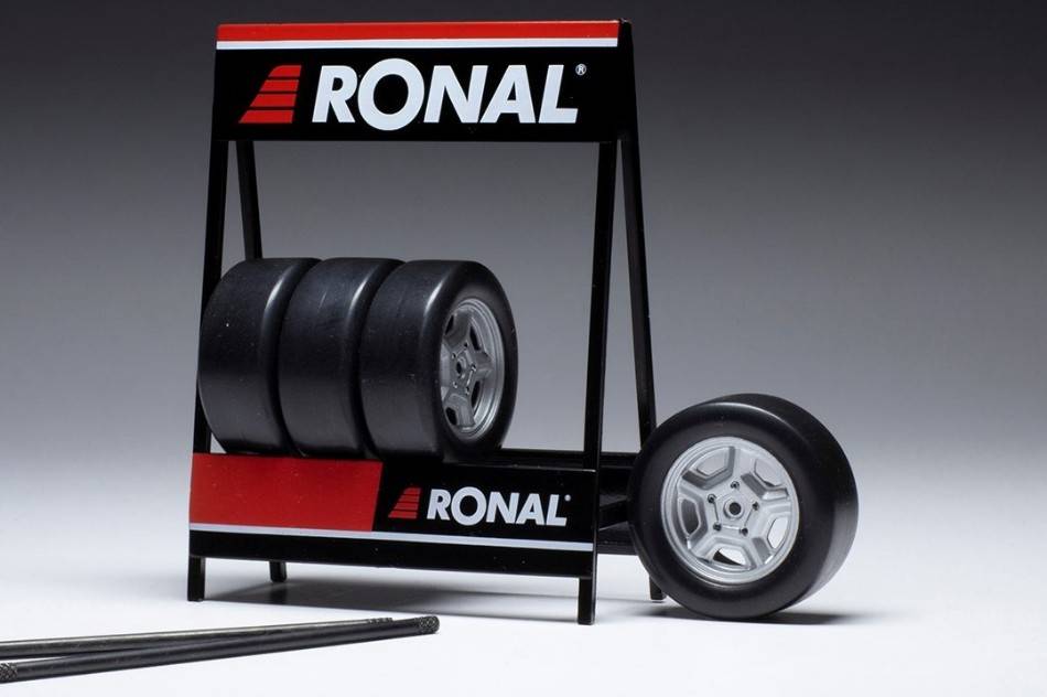SCALE MODEL COMPATIBLE WITH SET 4 WHEELS RONALD GM SILVER 1:18
IXO MODEL 18SEP018
