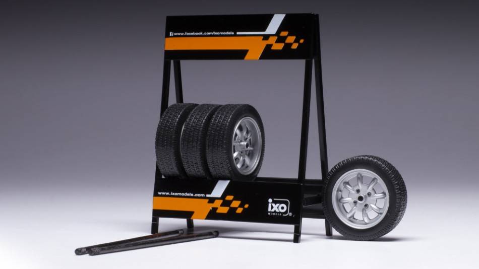 MODELE REDUIT COMPATIBLE AVEC SET 4 ROUES SAAB ARGENT 1:18
MODÈLE IXO 18SEP022