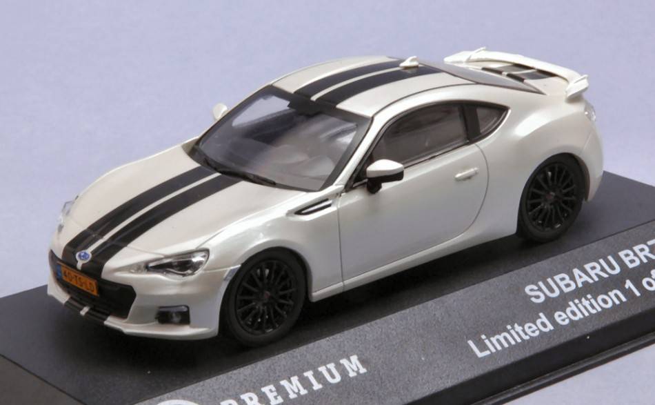 MODELLINO IN SCALA COMPATIBILE CON SUBARU BRZ 2013 PEARL WHITE WITH BLACK LINES 1:43 TRIPLE 9 T9P-10024