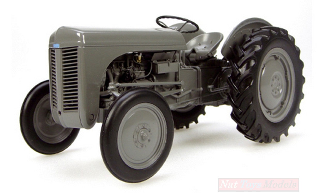 MODELLINO IN SCALA COMPATIBILE CON TRATTORE FERGUSON TEA 20 1949 1:16 UNIVERSAL UH2690
