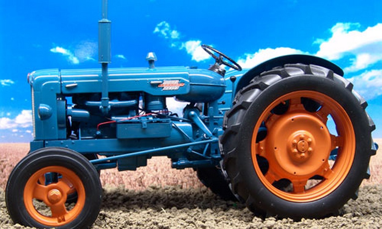 MODÈLE RÉDUIT COMPATIBLE AVEC TRACTEUR FORDSON MAJOR 1954 1:16 UNIVERSEL UH2640