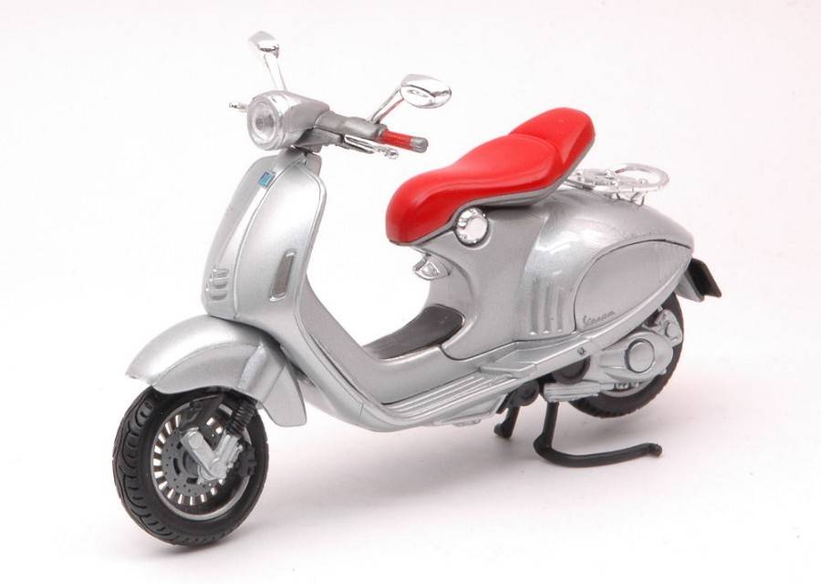 MODELLINO IN SCALA COMPATIBILE CON VESPA 946 BELLISSIMA 2014 SILVER 1:18 MAISTO MI16885Z