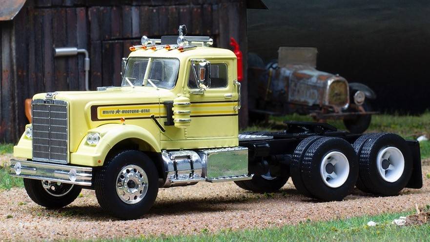 MODELLINO IN SCALA COMPATIBILE CON WHITE WESTERN STAR 4864 1970 YELLOW 1:43 IXO MODEL TR161