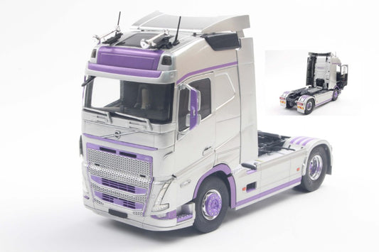VOLVO TRUCKS FH
GLOBETROTTER XL 2023 SILVER/PURPLE1:24 Scala 1:24 Solido