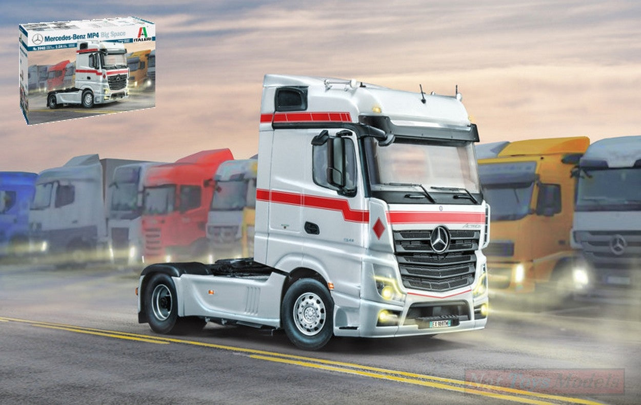 KIT DA MONTARE IN SCALA COMPATIBILE CON MERCEDES MP4 BIG SPACE KIT 1:24 ITALERI IT3948