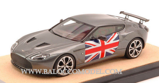 MODÈLE RÉDUIT COMPATIBLE AVEC ASTON MARTIN V12 ZAGATO 2012 SILVERGUN W/ENGLAND FLAG ED.LIM.PCS 10 1:43 TECNOMODEL TMDMI52AP
