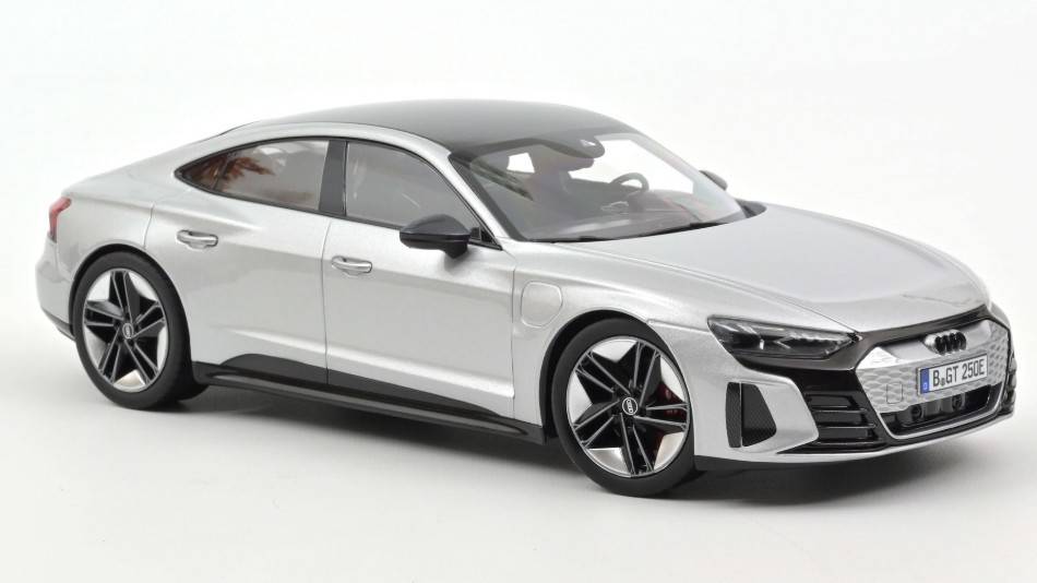 MODELLINO IN SCALA COMPATIBILE CON AUDI RS e-TRON GT 2021 SILVER 1:18 NOREV NV188381
