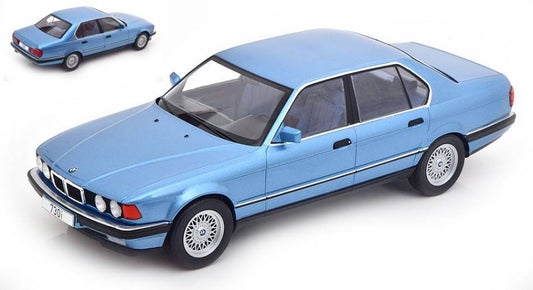 MODELLINO IN SCALA COMPATIBILE CON BMW 730i (E32) 7 SERIES METALLIC LIGHT BLUE 1:18 MODELCARGROUP MCG18160