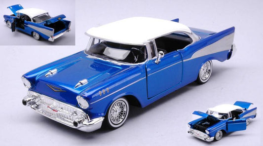 MODELLINO IN SCALA COMPATIBILE CON CHEVROLET BEL AIR "GET LOW" SERIES W/VISOR 1957 CANDY BLUE/WHITE 1:24 MOTORMAX MTM79030B