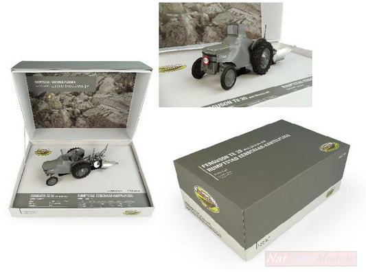 MODELLINO IN SCALA COMPATIBILE CON COFANETTO FERGUSON TEA 20 + ARATRO 1:32 UNIVERSAL HOBBIES UH5364