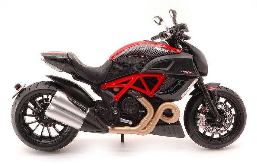MODELE REDUIT COMPATIBLE AVEC DUCATI DIAVEL CARBON 1:12 MAISTO MI11023B