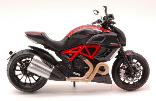 MODELE REDUIT COMPATIBLE AVEC DUCATI DIAVEL CARBON 1:12 MAISTO MI31196DD