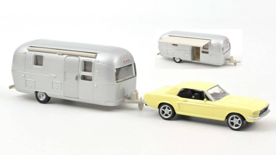 MODELLINO IN SCALA COMPATIBILE CON FORD MUSTANG 1968 LIGHT YELLOW AND AIRSTREAM CARAVAN 1:43 NOREV NV270581
