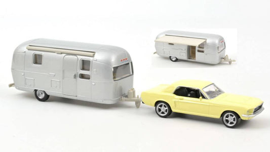 MODELLINO IN SCALA COMPATIBILE CON FORD MUSTANG 1968 LIGHT YELLOW AND AIRSTREAM CARAVAN 1:43 NOREV NV270581