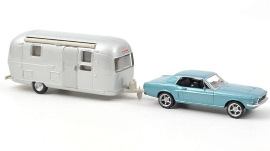 MODELLINO IN SCALA COMPATIBILE CON FORD MUSTANG 1968 METALLIC BLUE AND AIRSTREAM CARAVAN 1:43 NOREV NV270582