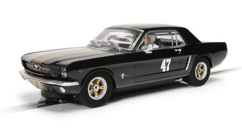 MODELLINO IN SCALA COMPATIBILE CON FORD MUSTANG BLACK AND GOLD SLOT 1:32 SCALEXTRIC C4405