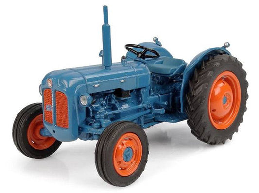 MODELLINO IN SCALA COMPATIBILE CON FORDSON DEXTA 1958 1:32 UNIVERSAL HOBBIES UH6272