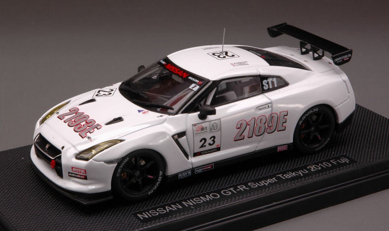 MODELLINO IN SCALA COMPATIBILE CON NISSAN NISMO R35 GT-R N.23 FUJI 2010 1:43 EBBRO EB44417
