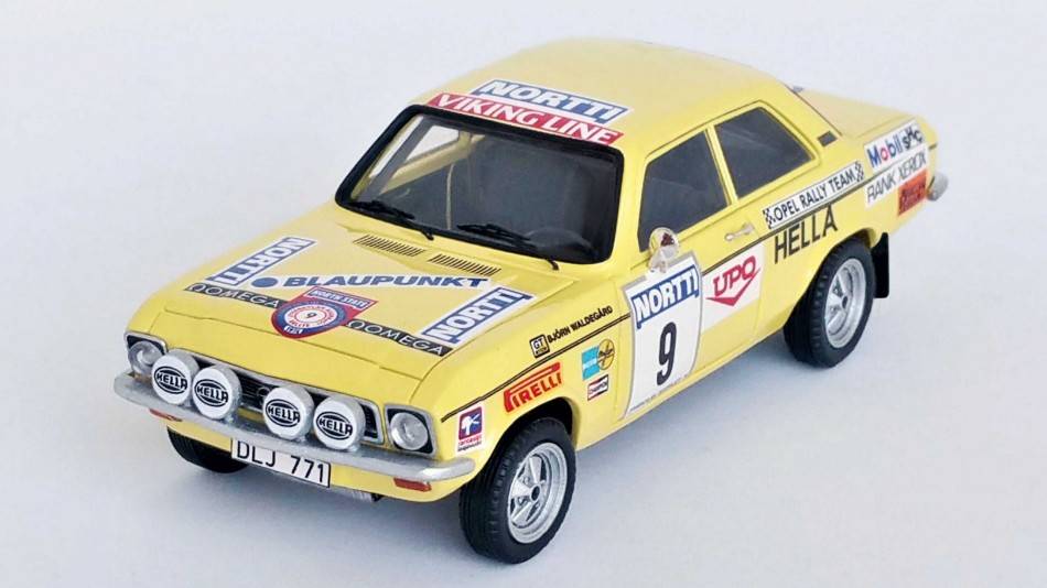 MODELLINO IN SCALA COMPATIBILE CON OPEL ASCONA A 1000 LAKES RALLY 1974 WALDEGAARD/HERTZ 1:43 TROFEU TFDSN46