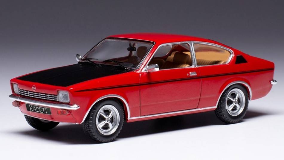 MODELLINO IN SCALA COMPATIBILE CON OPEL KADETT C COUPE SR 1976 RED/BLACK 1:43 IXO MODEL CLC490