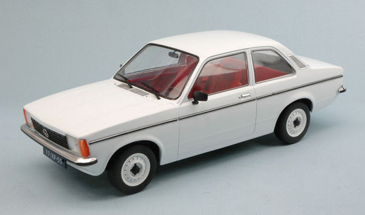 MODELLINO IN SCALA COMPATIBILE CON OPEL KADETT C2 2 DOOR 1977 WHITE 1:18 TRIPLE 9 T9-1800120