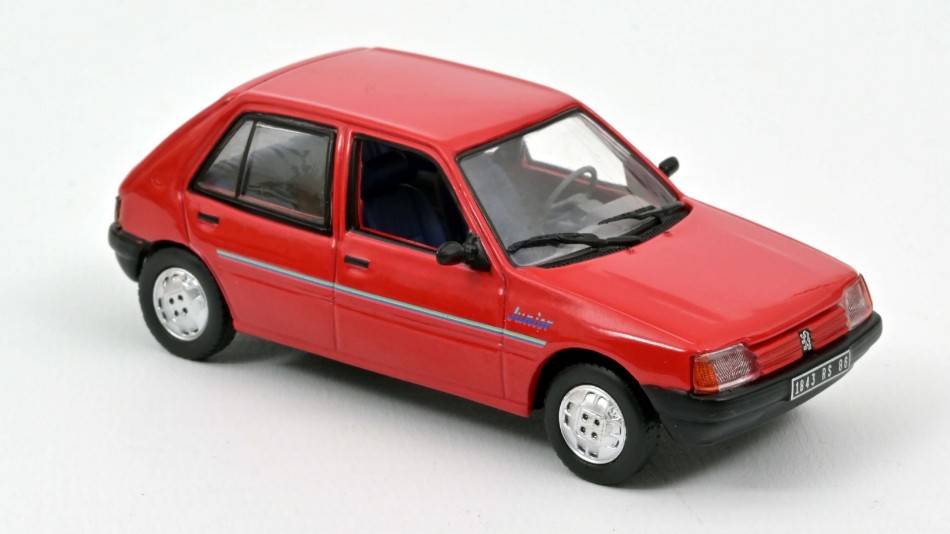 MODELLINO IN SCALA COMPATIBILE CON PEUGEOT 205 JUNIOR 1988 RED 1:43 NOREV NV471731