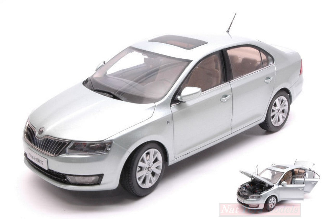 MODELLINO IN SCALA COMPATIBILE CON SKODA RAPID 2013 LIGHT BLUE MET.1:18 PAUDI MODEL PD2311CY