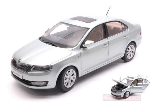 MODELLINO IN SCALA COMPATIBILE CON SKODA RAPID 2013 LIGHT BLUE MET.1:18 PAUDI MODEL PD2311CY