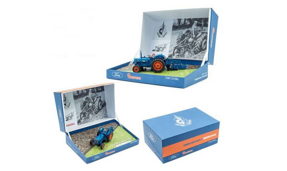 MODELLINO IN SCALA COMPATIBILE CON TRATTORE FORDSON SUPER DELTA W/RANSOMES TS 54A PLOUGH 1:32 UNIVERSAL HOBBIES UH6377