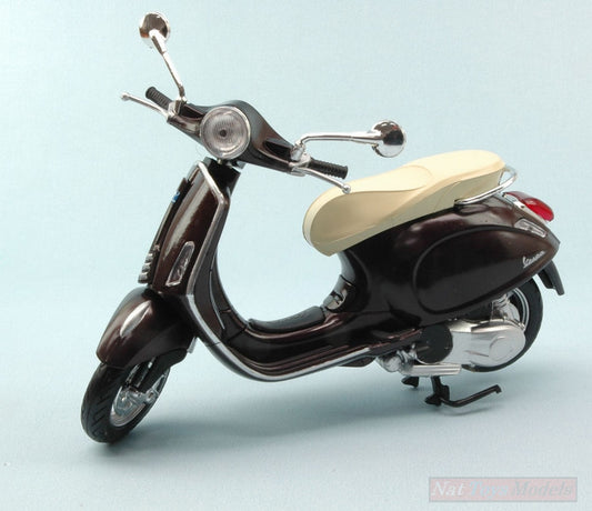 MODELE REDUIT COMPATIBLE AVEC VESPA PRIMAVERA 125 2014 MARRON 1:12 NEW RAY NY57553BW