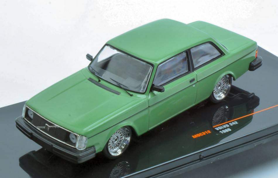 MODELLINO IN SCALA COMPATIBILE CON VOLVO 242 CUSTOM 1980 GREEN 1:43 IXO MODEL MOC312
