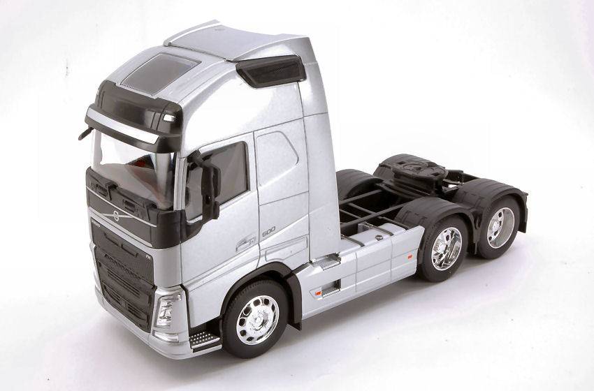 MODELLINO IN SCALA COMPATIBILE CON VOLVO FH 3-AXLE 2016 SILVER 1:32 WELLY WE32690LS
